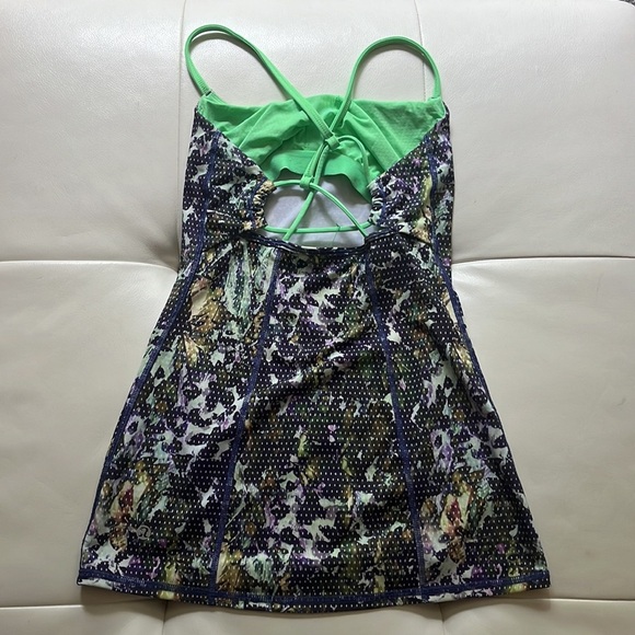 EUC LULULEMON FLORAL SPORT MULTI COLOR DANCING WARRIOR TANK, size 2 - Picture 3 of 5